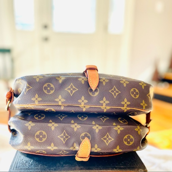 Authentic Vintage Louis Vuitton Saumur 30 Crossbody - Picture 9 of 16